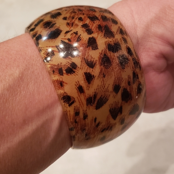 Beautiful, animal print, acrylic, cuff bracelet. Great condition. - Picture 1 of 4